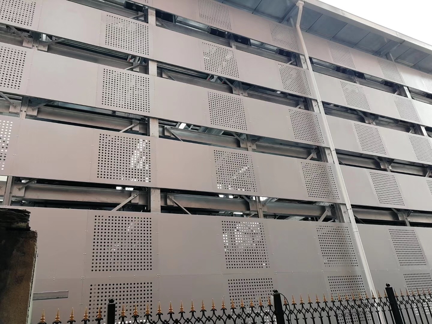 辽宁设计院4000平仿铜冲孔外墙铝板单生产安装